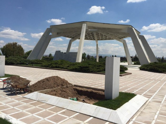 Mezarlık & Anıtlar